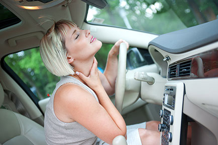 Kvinde ved auto air condition anlæg i bil
